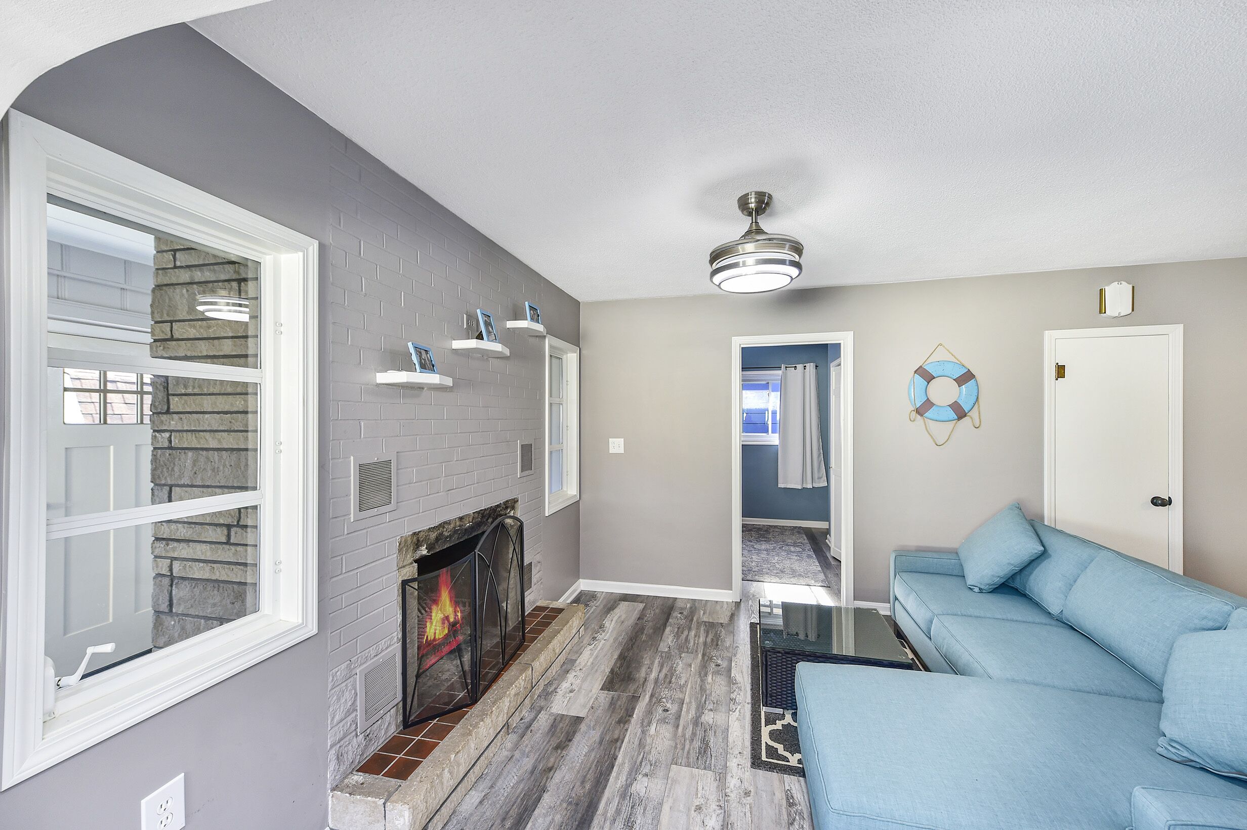 Smart TV, chimenea y libros 