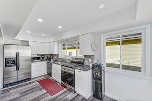 Fridge, microwave, oven, stovetop - ⚓️Direct lake view with available Tritoon boat rental (Syracuse)