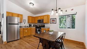Fridge, oven, stovetop
