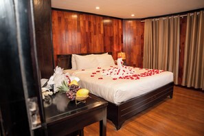 Elite Double Room - HALONG CROWN LEGEND CRUISE (Ha Long)