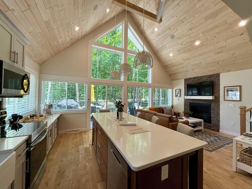 Red Cherry Woods Cottage 🍒  Stylish Baileys Harbor Escape