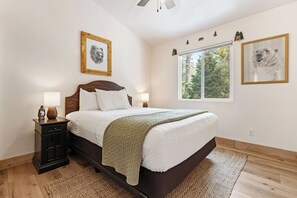 2 bedrooms, travel cot, free WiFi, bed sheets - Pet-Friendly Cabin Retreat: Cozy 2BR Bear Cabin Getaway in Duck Creek Village (Duck Creek Village)