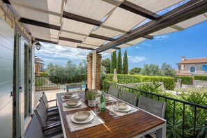 Outdoor dining - Villa Aryana With Pool, Sveti Lovreč, Croatia (Sveti Lovreč)