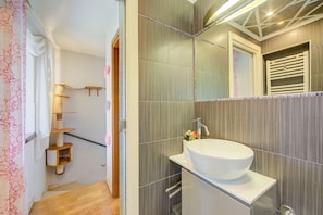 Dusche, Haartrockner, Bidet, Handtücher