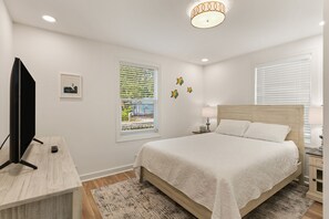 3 bedrooms, iron/ironing board, free WiFi, bed sheets - Sunflower Hideaway -Walk to eats, bike to beach, pet friendly, Relaxed backyard. (St. Simons Island)