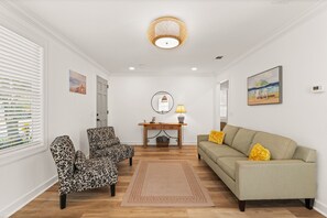 Smart TV, books - Sunflower Hideaway -Walk to eats, bike to beach, pet friendly, Relaxed backyard. (St. Simons Island)