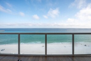 Am Strand, Liegestühle, Strandtücher
