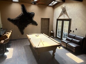 Games room - Taylor`s Depot Cabin (Paonia)