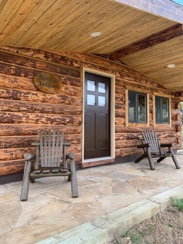 Taylor`s Depot Cabin