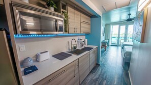 Geladeira, micro-ondas, cafeteira/chaleira