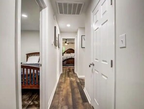 4 bedrooms - Stunning 90-Acre Home with Pond (Caret)