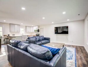 Living area - Stunning 90-Acre Home with Pond (Caret)