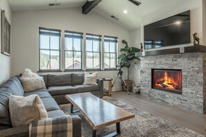 Smart-TV, peis, DVD-spiller og fotballspill