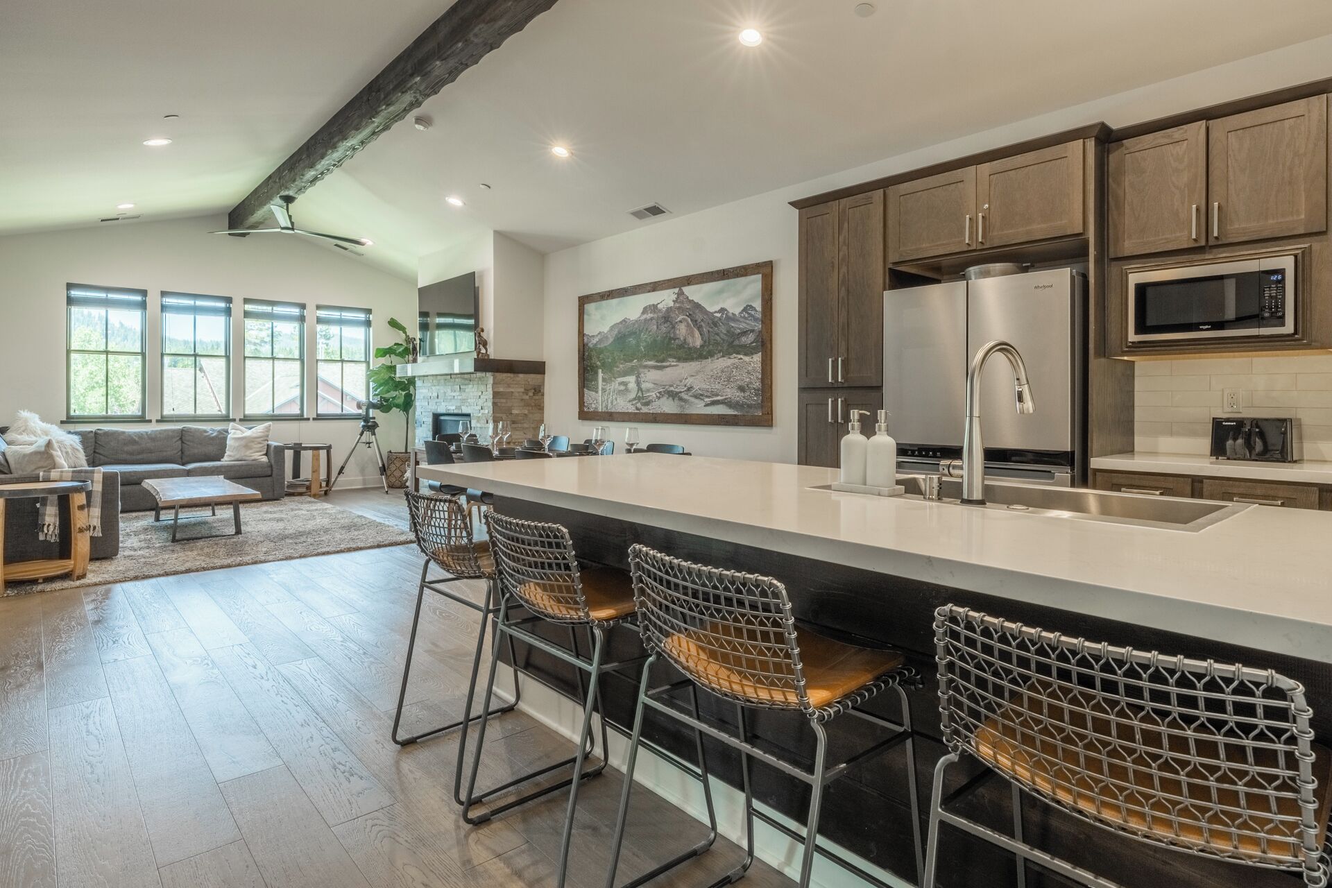 Jääkaappi, mikroaaltouuni, uuni, liesi