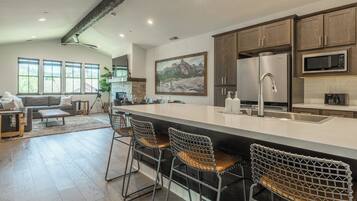 Jääkaappi, mikroaaltouuni, uuni, liesi