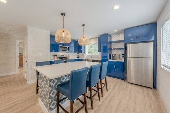 Fridge, microwave, oven, stovetop - Premium Dunes Villa: Family Luxury Near Beaches (Bridgman)