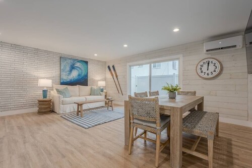 Upscale Lake Michigan Villa: Private Patio & Grill