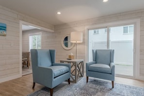TV - Premium Dunes Villa: Family Luxury Near Beaches (Bridgman)