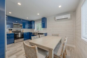 Fridge, microwave, oven, stovetop - Premium Dunes Villa: Family Luxury Near Beaches (Bridgman)