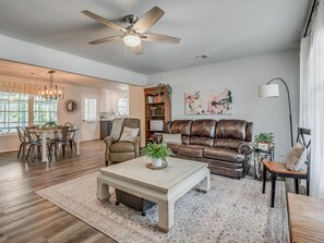 Een smart-tv en een tafeltennistafel