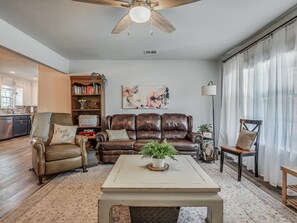 Een smart-tv en een tafeltennistafel