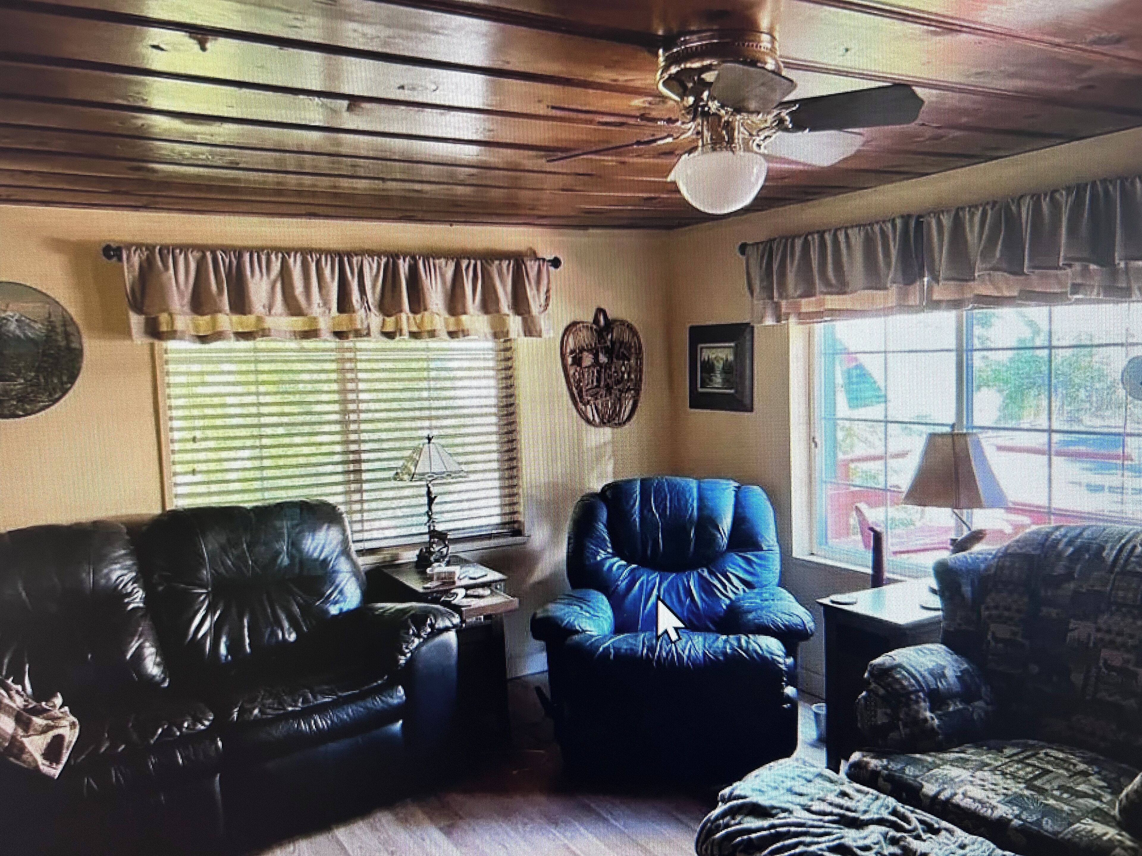 Fernseher, Kamin, Bücher