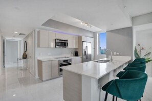 Een koelkast, een magnetron, een oven, een kookplaat