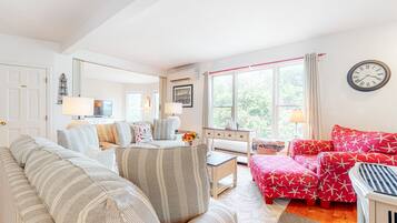 Télévision, cheminée, lecteur de DVD