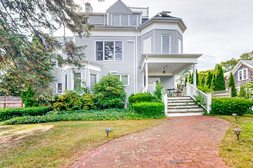 Central 2nd-floor apartment with propane stove, grill, W/D, & great location