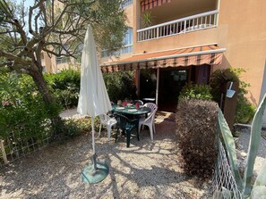 تناول الطعام بالخارج