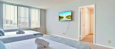 3 Schlafzimmer, Schreibtisch, Bügeleisen/Bügelbrett, Reisekinderbett