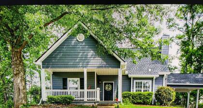Large Family Cottage, King Master on Main, Downtown Newnan, Quiet Cul-de-Sac
