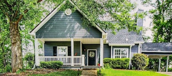 Large Family Cottage, King Master on Main, Downtown Newnan, Quiet Cul-de-Sac
