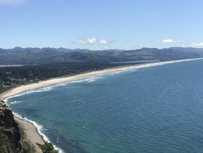 Plage, chaises longues, serviettes de plage