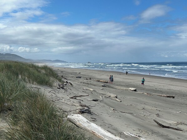 Na praia, espreguiçadeiras, toalhas de praia 