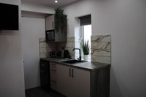 Kjøleskap, mikrobølgeovn og brødrister