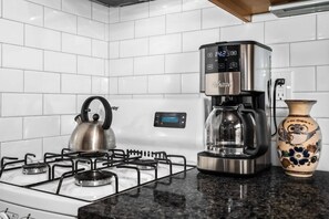 Jääkaappi, mikroaaltouuni, astianpesukone, kahvin-/teenkeitin