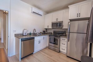 Réfrigérateur, four à micro-ondes, un four, surface de cuisson