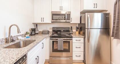 Couple's Getaway Studio APT | Mins to DT