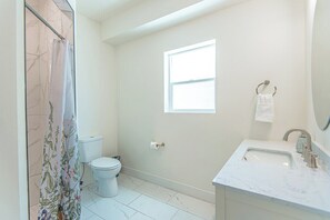 Douche, serviettes fournies, savon, shampooing