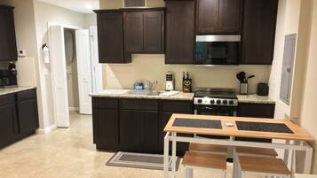 雪櫃、微波爐、焗爐、爐具