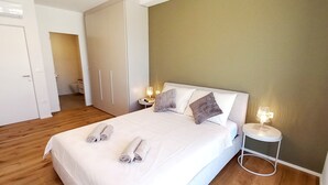 4 chambres, coffres-forts dans les chambres, bureau