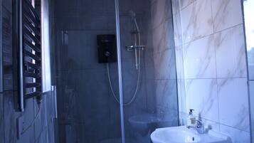 Sèche-cheveux, serviettes fournies, savon, papier toilette