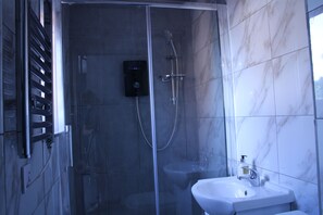 Hårføner, håndklær, såpe og toalettpapir