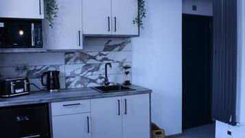 Réfrigérateur, micro-ondes, grille-pain