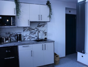 Kjøleskap, mikrobølgeovn og brødrister