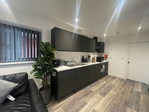 Een koelkast, een microgolfoven, een oven, een kookplaat