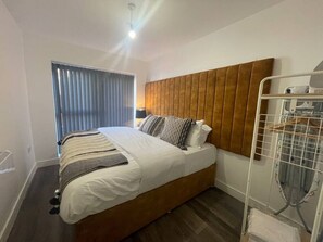 2 bedrooms, desk, iron/ironing board, WiFi