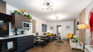 Un apartamento moderno con cocina, comedor y sala de estar.