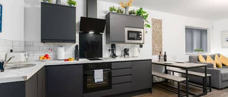 Réfrigérateur, four à micro-ondes, un four, surface de cuisson